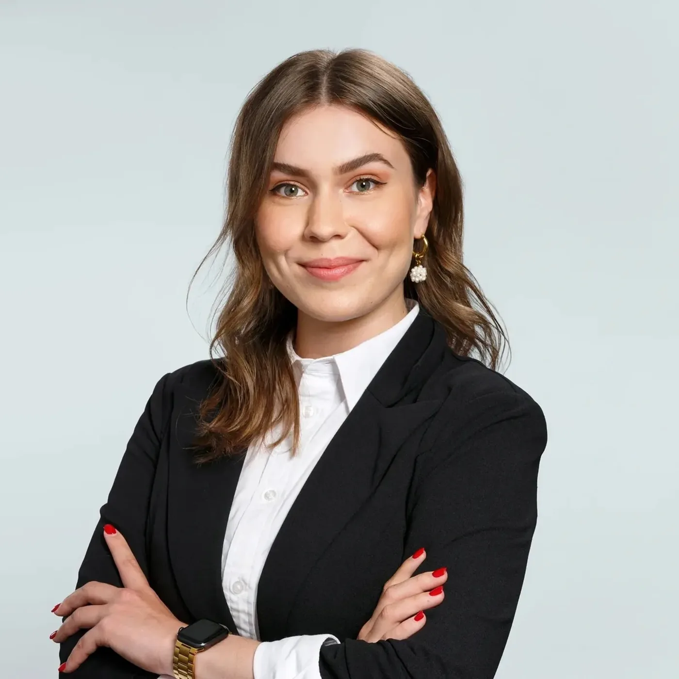 Viktoria Wolf im schwarzen Blazer mit verschränkten Armen
